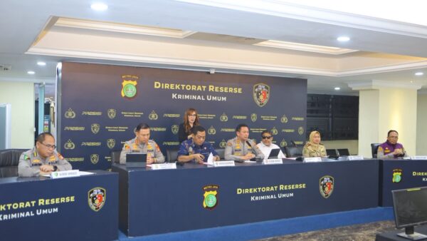 Kepala Bidang Pengawasan Ketenagakerjaan Dr. Titin Saptini, S.E., M.H. dalam konferensi pers perkembangan penanganan perkara Percetakan Mau Print di Polda Metro Jaya, Jumat, 3 Juli 2026.