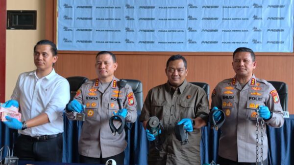 Kasat Reskrim Polres Metro Jakarta Pusat AKBP Roby Heri Saputra dalam rilis perkara Percetakan Mau Print di Polres Metro Jakarta Pusat, Jumat, 26 Juni 2026.