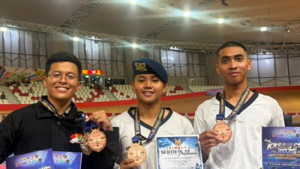 Tiga atlet Batalyon C Pelopor Satuan Brimob Polda Metro Jaya berfoto bersama usai meraih prestasi di Kejuaraan Taekwondo Kasau Cup TNI/Polri Nasional 2026.
