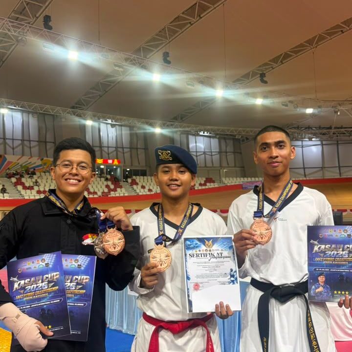 Tiga atlet Batalyon C Pelopor Satuan Brimob Polda Metro Jaya berfoto bersama usai meraih prestasi di Kejuaraan Taekwondo Kasau Cup TNI/Polri Nasional 2026.