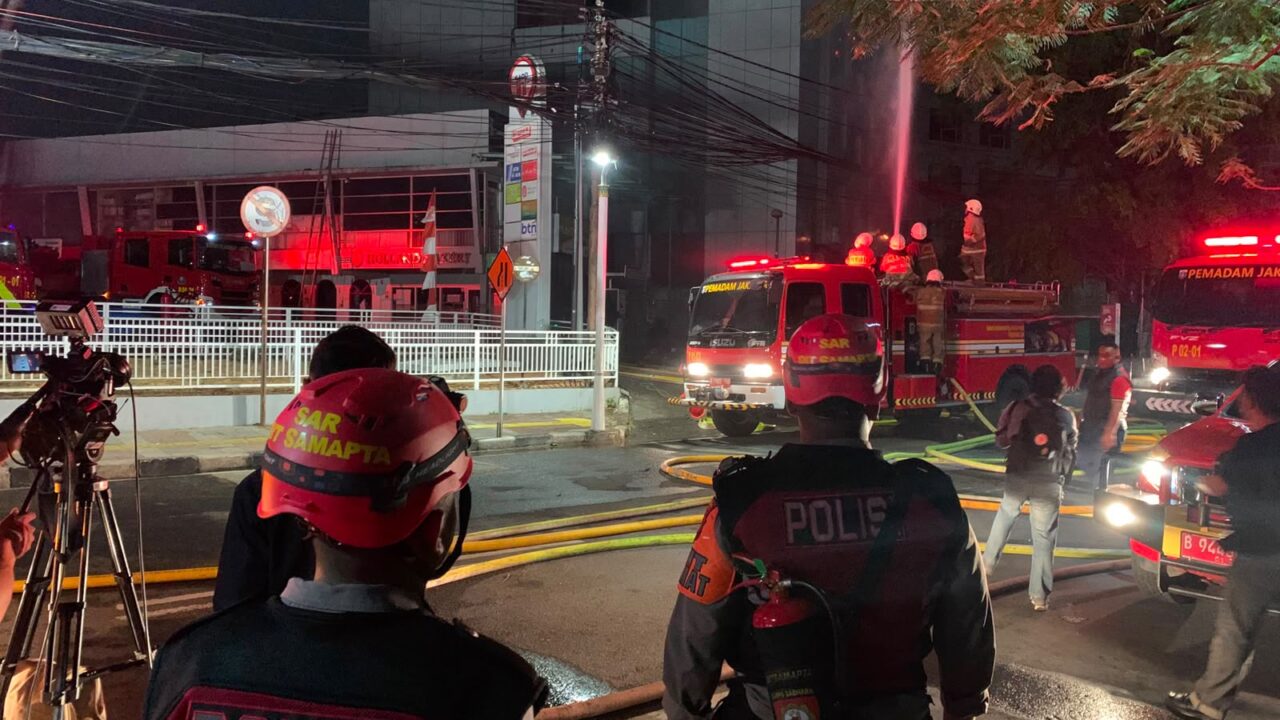 Dit Samapta Polda Metro Jaya Kerahkan Personel Bantu Tangani Kebakaran Gedung Bapenda