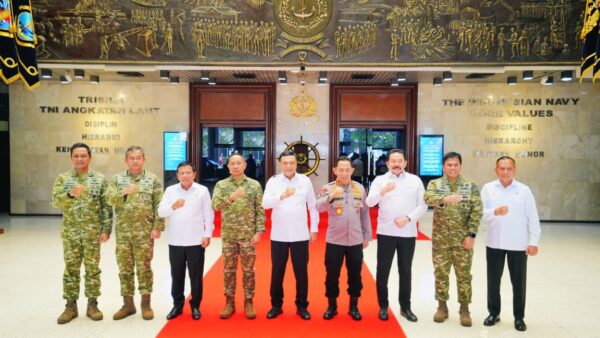Kapolri Bersama Menko Polkam dan Pimpinan Lembaga Negara Perkuat Kebersamaan di Mabes TNI AL