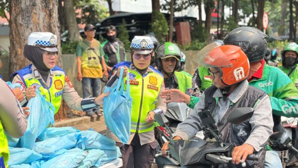 Jumat Peduli, Polda Metro Jaya Pererat Silaturahmi dengan Pengemudi Ojol