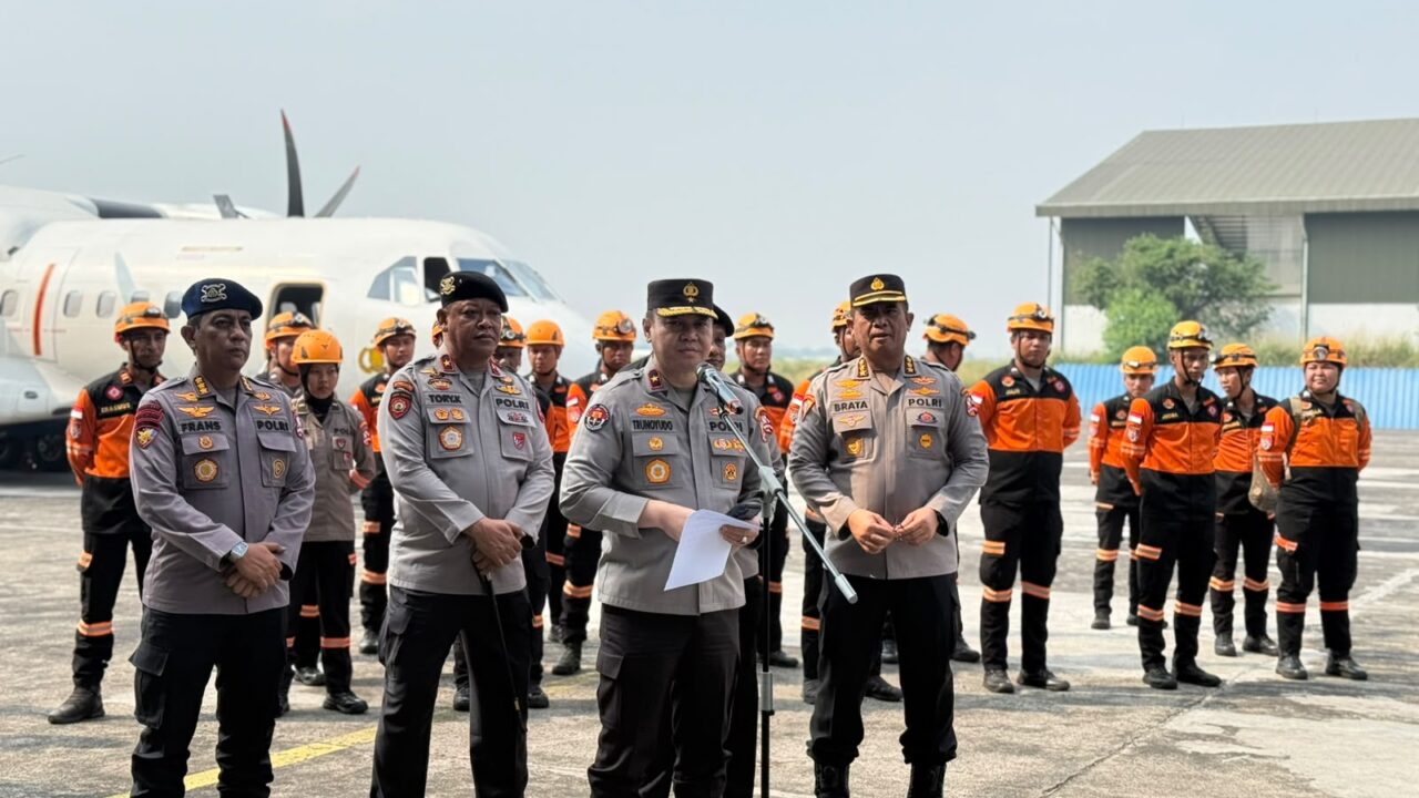Terus Bergerak, Polri Kembali Kirim Personel K9 dan 2,5 Ton Logistik untuk Korban Gempa NTT