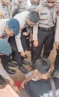 Polisi Borong Tahu Pedagang, Dibagikan ke Warga di Tengah Pengamanan DPR