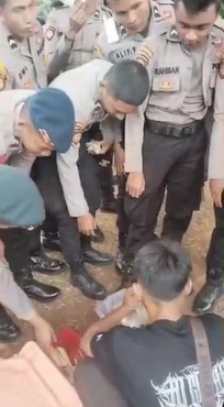 Polisi Borong Tahu Pedagang, Dibagikan ke Warga di Tengah Pengamanan DPR