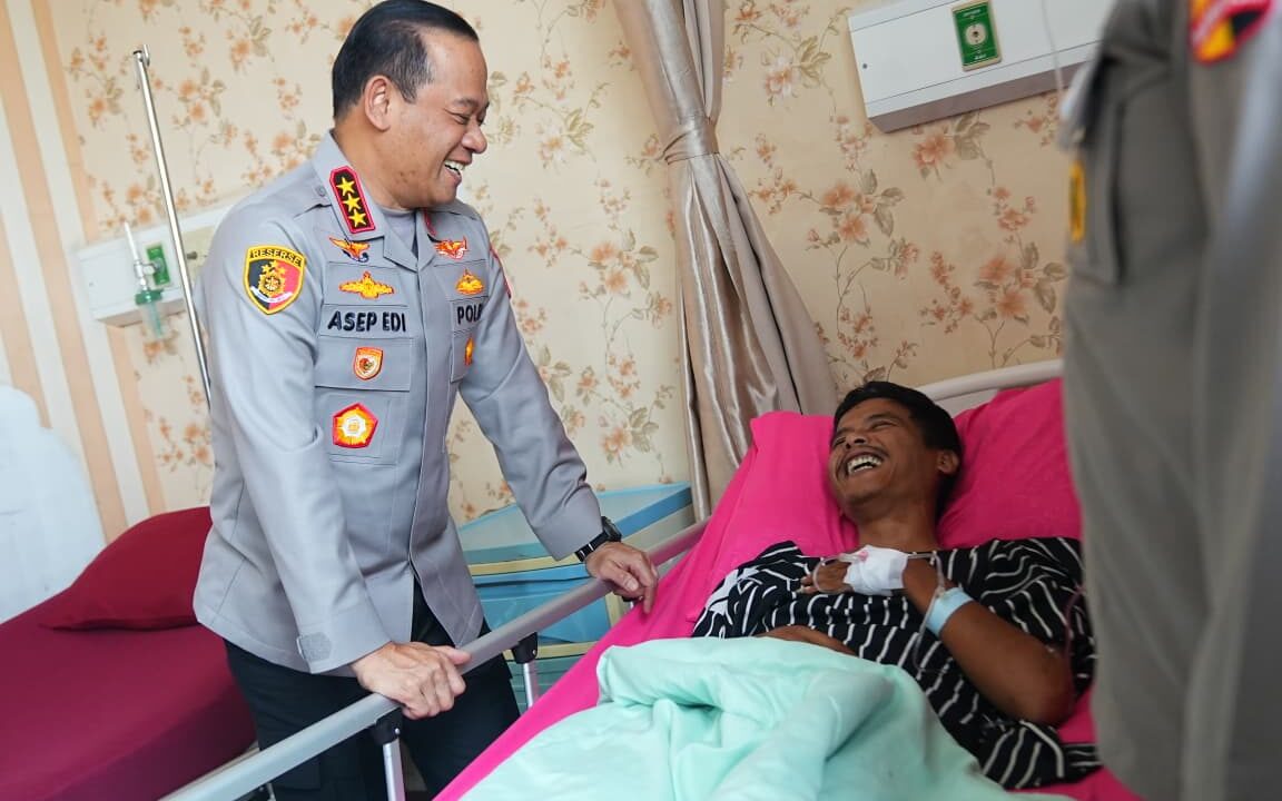 Kapolda Metro Jaya Hadir Berikan Semangat kepada Personel dan Pengemudi Ojol yang Dirawat