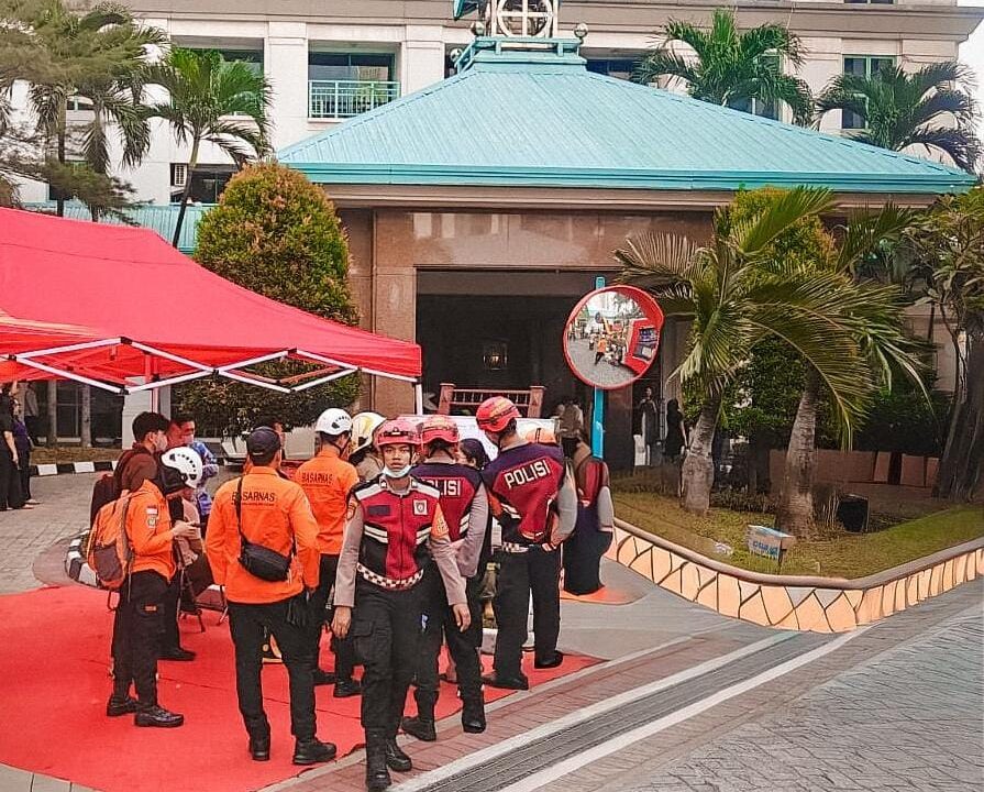Petugas Gabungan Evakuasi Penghuni Saat Kebakaran Apartemen Pavilion Tanah Abang