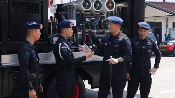 Brimob Polda Jateng Kembali Salurkan Air Bersih untuk Warga Terdampak Kekeringan di Semarang
