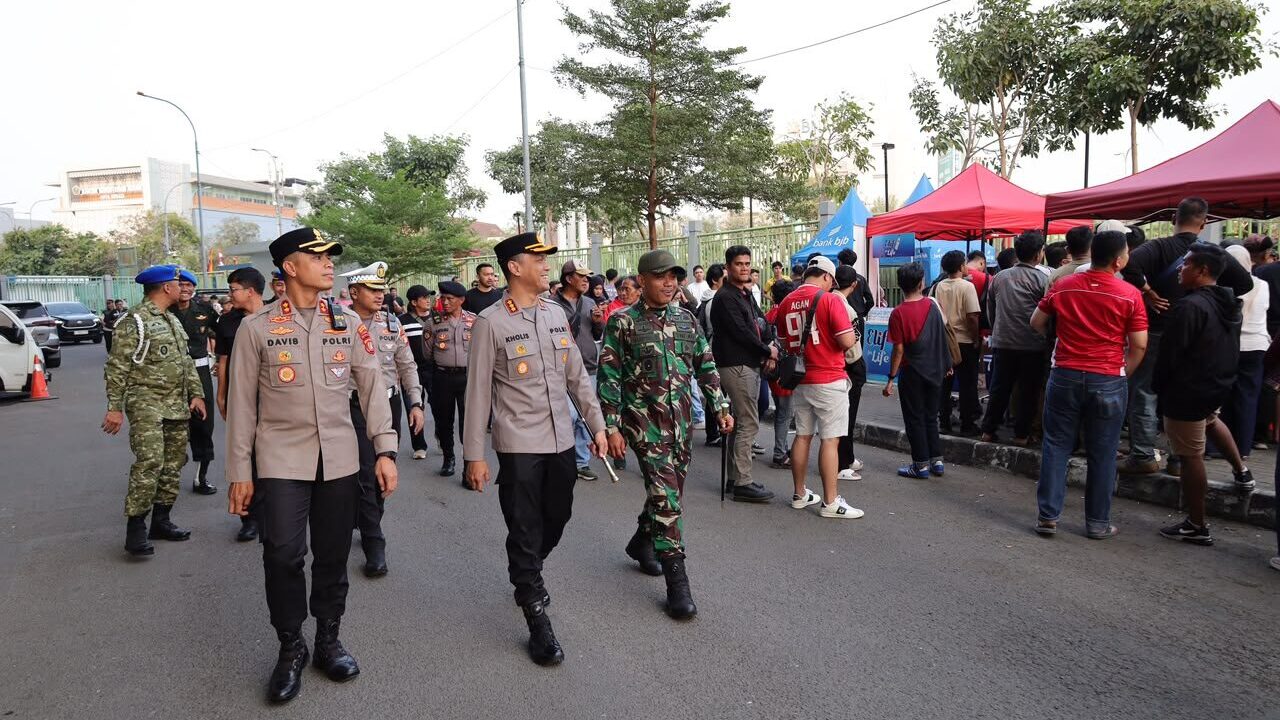 Polisi Jaga Kenyamanan Warga Nikmati Sepak Bola dan Kuliner di Stadion Patriot