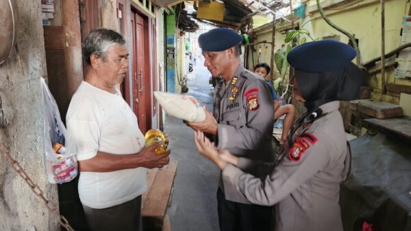 Brimob Polda Metro Jaya Salurkan 150 Paket Sembako untuk Warga Kwitang