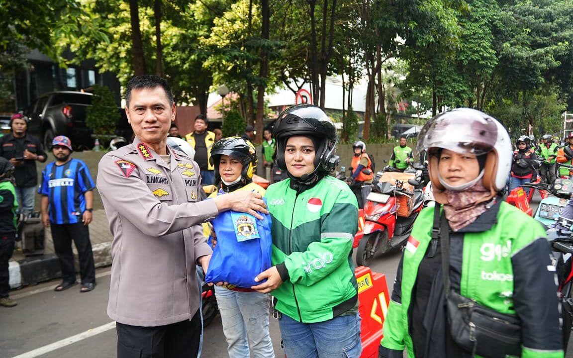 Sabtu Berkah Bersama Ojol, Kapolda Metro Jaya Ajak Pengemudi Utamakan Keselamatan